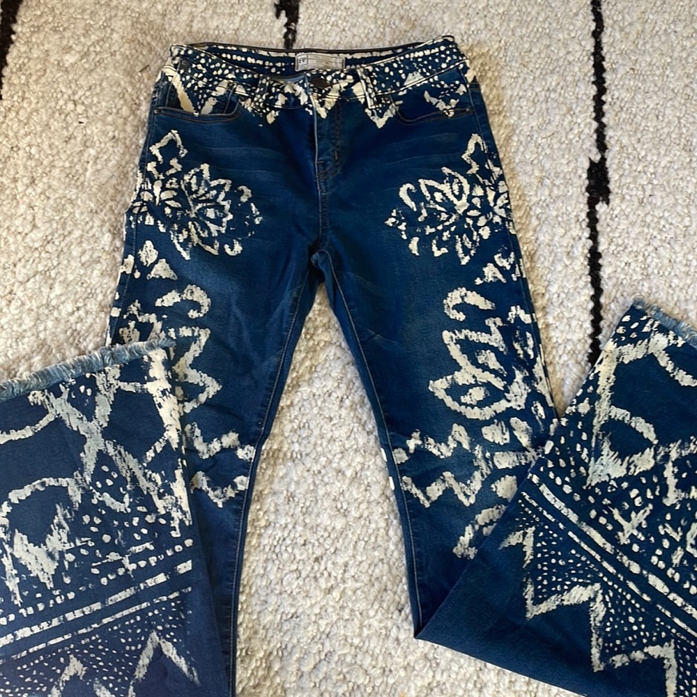 Bell bottom jeans with design